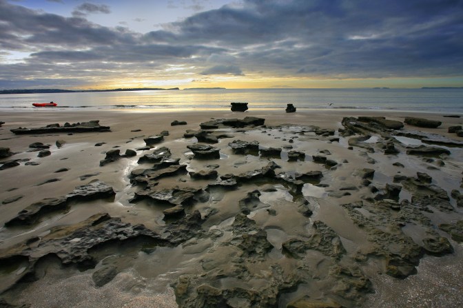 Rock formations at Granny's Bay, Long Bay Regional Park